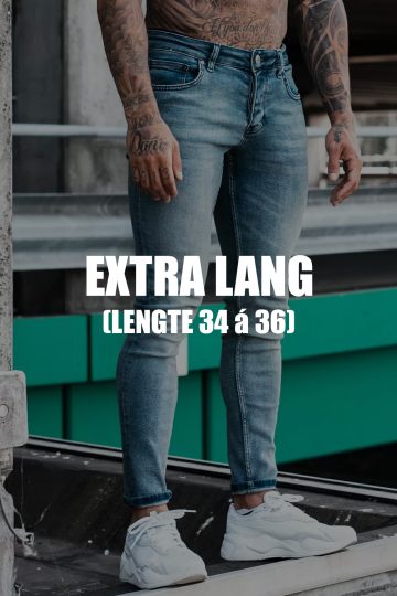 Voorkant exra lange licht blauwe light wash heren skinny jeans, gemaakt van stretch stof. Voorzien van vier zakken, knoopsluiting en riemlussen.