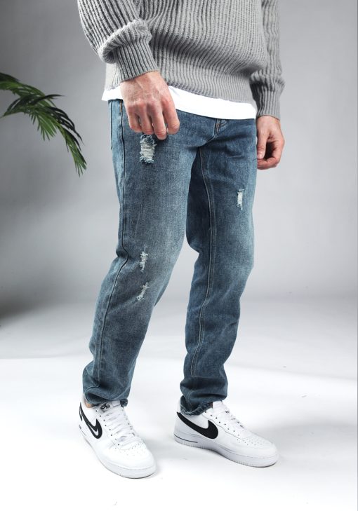 Rechter zijaanzicht blauwe denim heren jeans met loose fit en damaged uitstraling