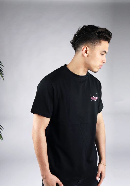 Rechter vooraanzicht van heren T-shirt in zwarte kleur, met een ronde hals en een relaxed fit pasvorm. Het T-shirt is voorzien van tekst in cherry kleur op de linkerborst.