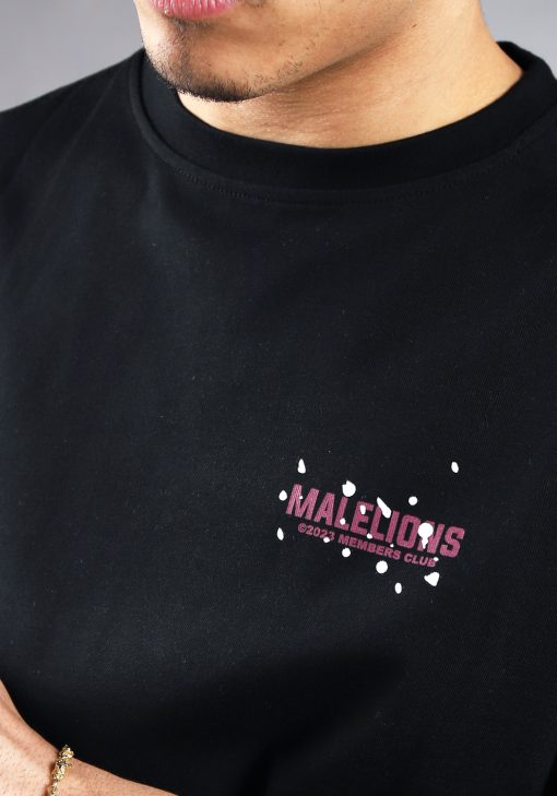 Close-up van heren T-shirt in zwarte kleur, met een ronde hals en een relaxed fit pasvorm. Het T-shirt is voorzien van tekst in cherry kleur op de linkerborst.