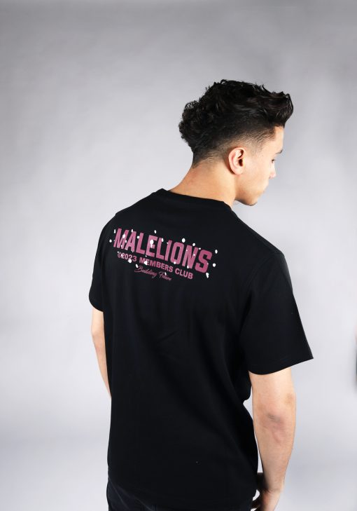 Schuin achteraanzicht van heren T-shirt in zwarte kleur, met een ronde hals en een relaxed fit pasvorm. Het T-shirt is voorzien van tekst in cherry kleur op de achterkant.