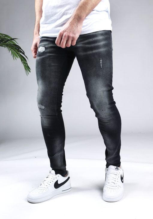 Voorkant Malelions zwarte heren skinny jeans met damaged uitstraling. Gecombineerd met wit T-shirt en witte sneakers.