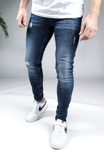 Voorkant Malelions donkerblauwe heren skinny jeans met damaged uitstraling. Gecombineerd met wit T-shirt en witte sneakers.