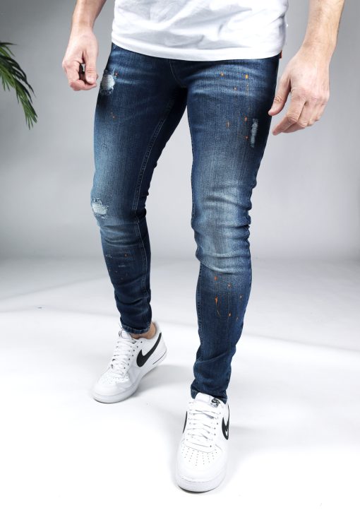 Voorkant Malelions donkerblauwe heren skinny jeans met damaged uitstraling. Gecombineerd met wit T-shirt en witte sneakers.