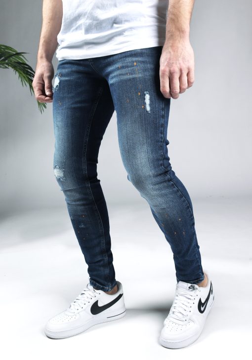 Linker zijaanzicht Malelions donkerblauwe heren skinny jeans met damaged uitstraling. Gecombineerd met wit T-shirt en witte sneakers.