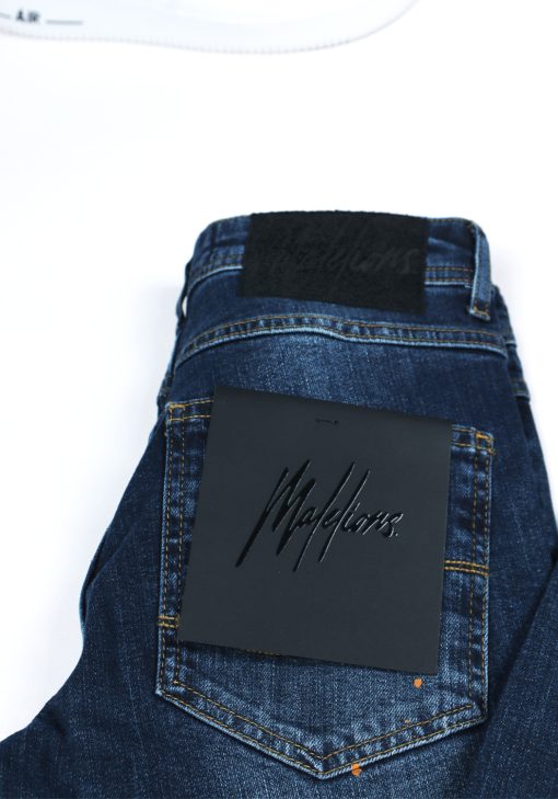 Close up Malelions logo op de achterzijde van de Malelions donkerblauwe heren skinny jeans met damaged uitstraling.
