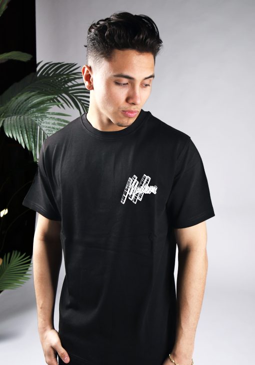 Schuin vooraanzicht van model gekleed in een zwart gekleurd heren T-shirt. Het T-shirt is voorzien van het MALELIONS-logo op de linkerborst.
