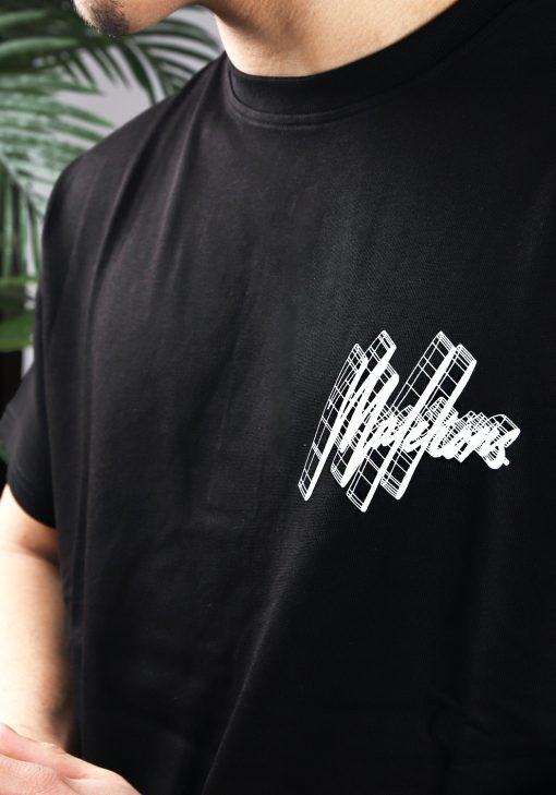 Close-up van een zwart gekleurd heren T-shirt. Het T-shirt is voorzien van het MALELIONS-logo op de linkerborst.