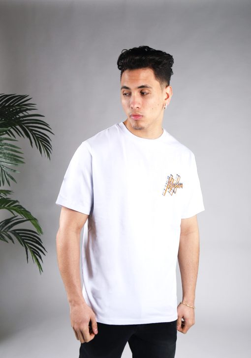 Vooraanzicht van model gekleed in een heren T-shirt in witte kleur, met een ronde hals en een relaxed fit pasvorm. Het T-shirt is voorzien van het Malelions-logo in het oranje op de linkerborst.