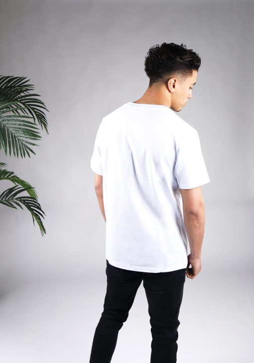 Achteraanzicht van model gekleed in een heren T-shirt in witte kleur, met ronde hals en een relaxed fit pasvorm.