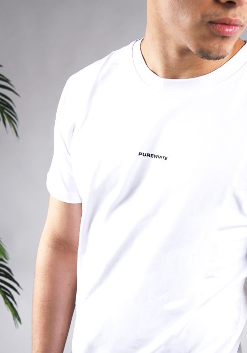 Close up vooraanzicht van model gekleed in wit t-shirt met driekhoek bloemenprint op de rug, en het kleine zwarte logo op de borst.
