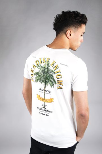 Achteraanzicht van model gekleed in witte paradise tee met een print van een palmboom omringd met tekst op de rug en een klein logo op de voorkant.