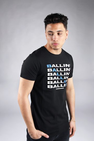 Schuin vooraanzicht van model gekleed in zwart t-shirt met zes keer de witte tekst Ballin op de voorkant. Diagonaal zijn de letters een voor een blauw en maken ook zo het woord Ballin.
