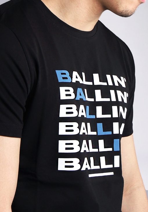 Close up zijaanzicht van model gekleed in zwart t-shirt met zes keer de witte tekst Ballin op de voorkant. Diagonaal zijn de letters een voor een blauw en maken ook zo het woord Ballin.