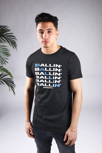 Vooraanzicht van model gekleed in zwart t-shirt met zes keer de witte tekst Ballin op de voorkant. Diagonaal zijn de letters een voor een blauw en maken ook zo het woord Ballin.