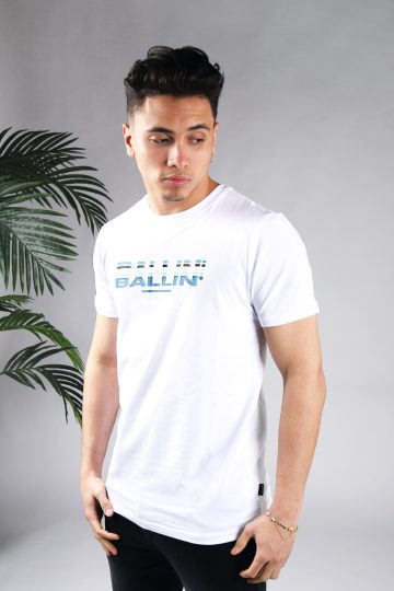 Schuin vooraanzicht van model gekleed in wit t-shirt met het Ballin drop logo in verschillende blauwe tinten op de borst.