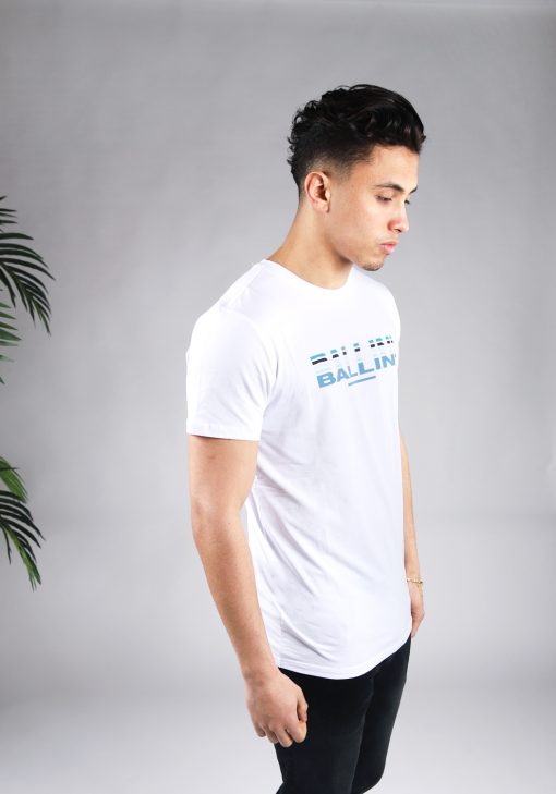 Rechter zijaanzicht van model gekleed in wit t-shirt met het Ballin drop logo in verschillende blauwe tinten op de borst.