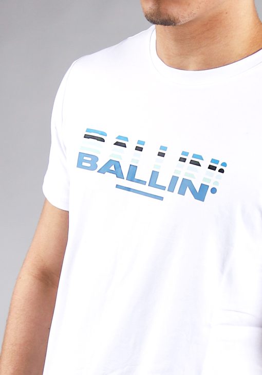 Close up vooraanzicht van model gekleed in wit t-shirt met het Ballin drop logo in verschillende blauwe tinten op de borst.