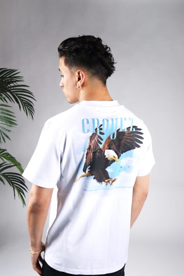 Achteraanzicht van heren T-shirt in witte kleur, met een ronde hals en een box fit pasvorm. Het T-shirt is voorzien van een vogel en blauwe tekst op de achterkant.