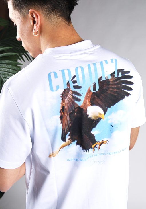Close-up van heren T-shirt in witte kleur, met een ronde hals en een box fit pasvorm. Het T-shirt is voorzien van een vogel en blauwe tekst op de achterkant.