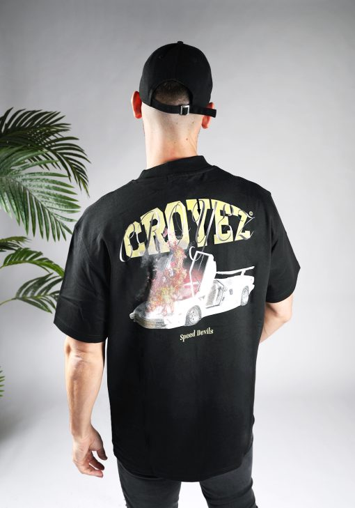 Achteraanzicht van heren T-shirt in zwarte kleur, met een ronde hals en een box fit pasvorm. Het T-shirt is voorzien van een auto en vuur op de achterkant.