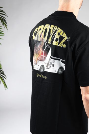 Schuin zijaanzicht van heren T-shirt in zwarte kleur, met een ronde hals en een box fit pasvorm. Het T-shirt is voorzien van een auto en vuur op de achterkant.