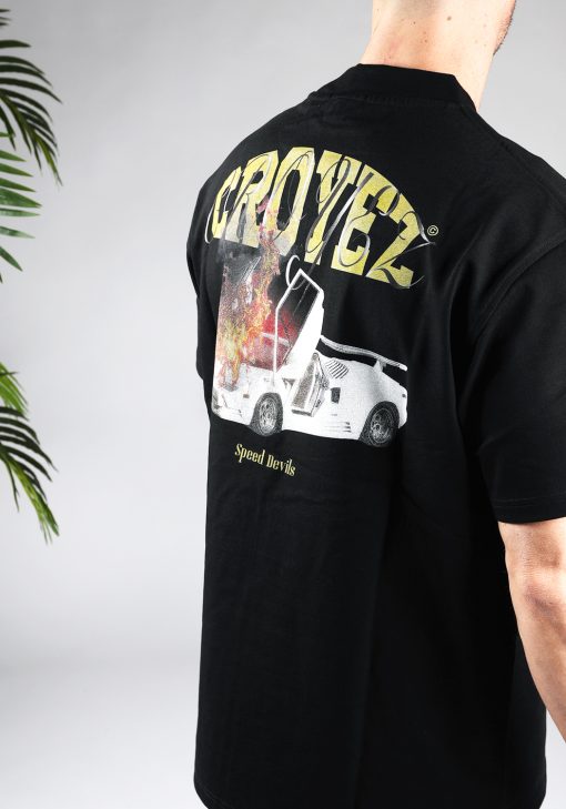 Schuin zijaanzicht van heren T-shirt in zwarte kleur, met een ronde hals en een box fit pasvorm. Het T-shirt is voorzien van een auto en vuur op de achterkant.