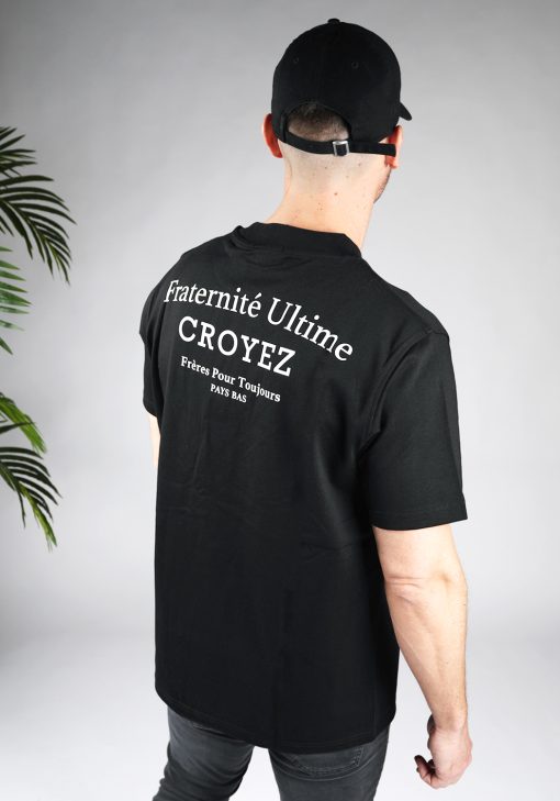 Achteraanzicht van heren T-shirt in zwarte kleur, met een ronde hals en een box fit pasvorm. Het T-shirt is voorzien van witte tekst op de achterkant.