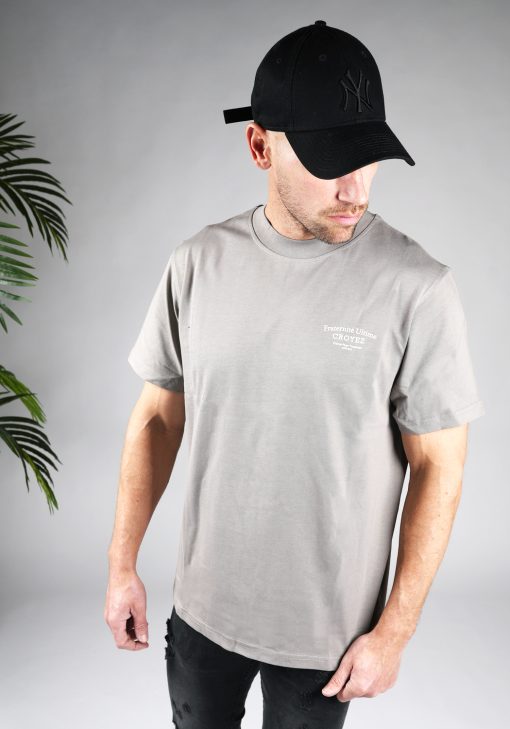 Vooraanzicht van heren T-shirt in grijze kleur, met een ronde hals en een box fit pasvorm. Het T-shirt is voorzien van witte tekst op de achterkant.