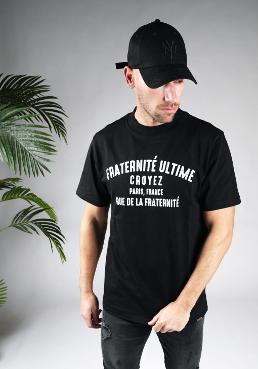 Vooraanzicht van heren T-shirt in zwarte kleur, met een ronde hals en een box fit pasvorm. Het T-shirt is voorzien van witte tekst op de voorkant.