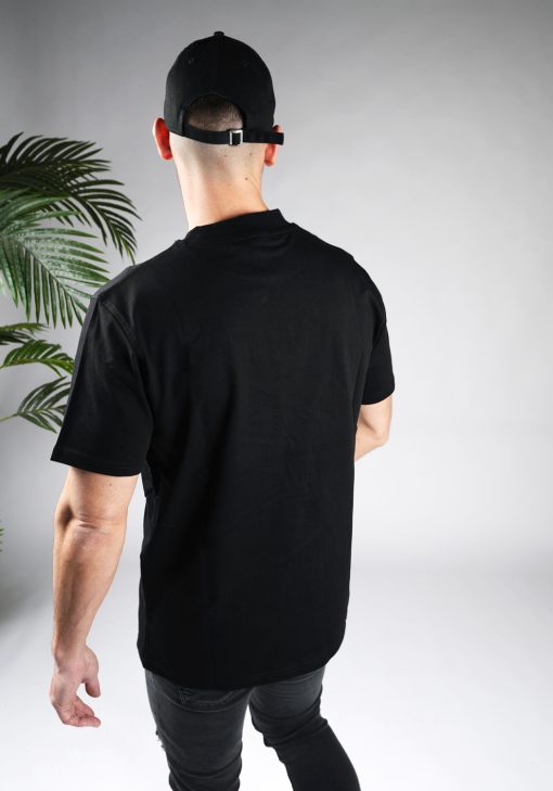 Achteraanzicht van heren T-shirt in zwarte kleur, met een ronde hals en een box fit pasvorm.