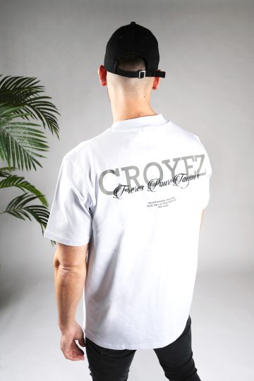 Achteraanzicht van heren T-shirt in witte kleur, met een ronde hals en een box fit pasvorm. Het T-shirt is voorzien van zwarte en grijze tekst op de achterkant.