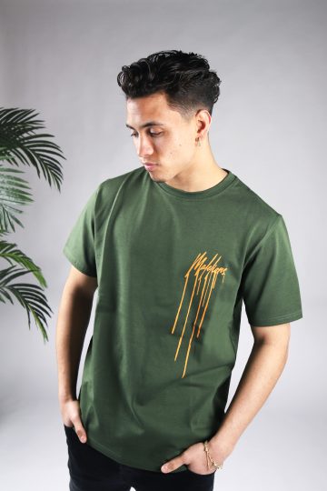 Vooraanzicht van model gekleed in een groen gekleurd heren T-shirt. Het T-shirt is voorzien van het MALELIONS-logo op de linkerborst in gele kleur en een relaxed fit pasvorm.