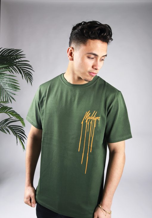 Vooraanzicht van model gekleed in een groen gekleurd heren T-shirt. Het T-shirt is voorzien van het MALELIONS-logo op de linkerborst in gele kleur.