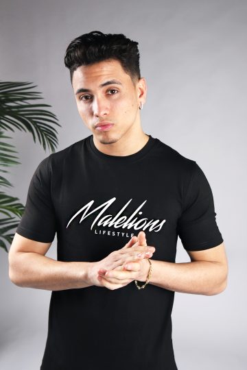 Vooraanzicht van model gekleed in een heren T-shirt in zwarte kleur, met ronde hals en een slim fit pasvorm. Het T-shirt is voorzien van het MALELIONS-logo op de borst in het wit.