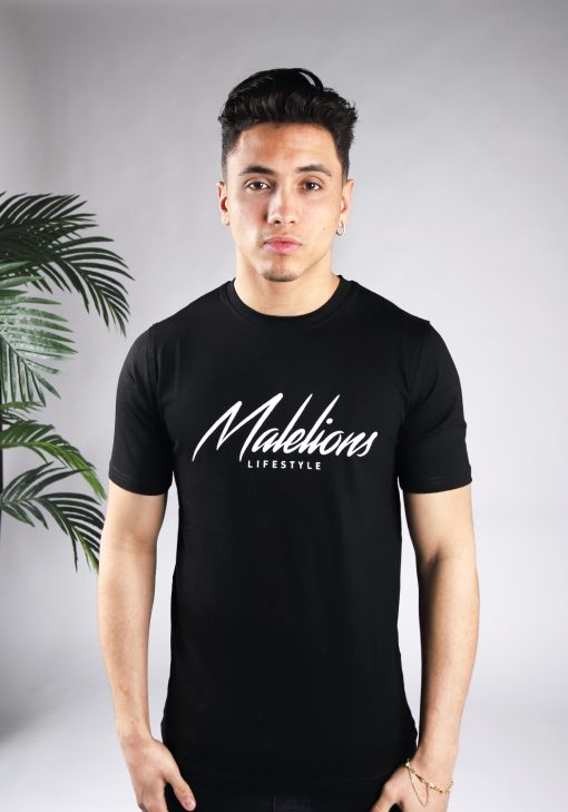 Vooraanzicht van model gekleed in een heren T-shirt in zwarte kleur, met ronde hals en een slim fit pasvorm. Het T-shirt is voorzien van het MALELIONS-logo op de borst in het wit.
