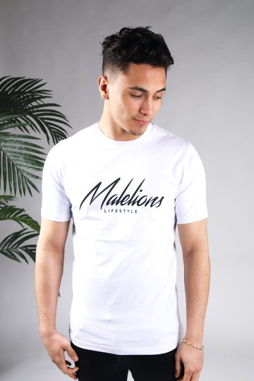 Vooraanzicht van model gekleed in wit Malelions t-shirt met een zwart logo en zwarte tekst op de voorkant.