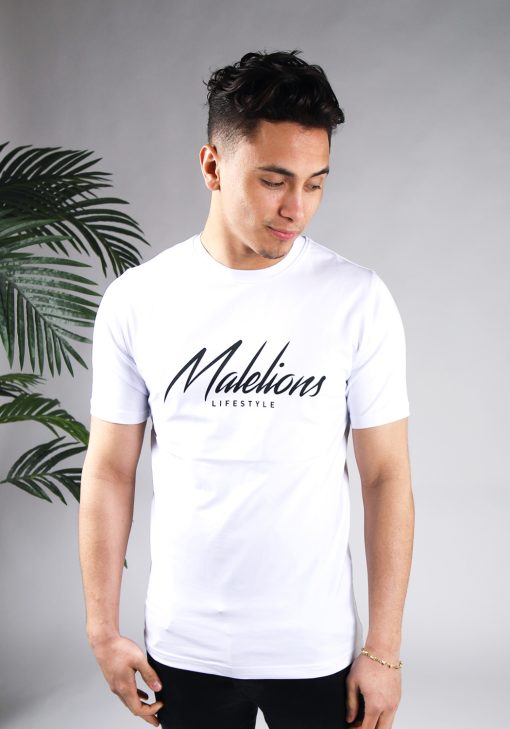 Vooraanzicht van model gekleed in wit Malelions t-shirt met een zwart logo en zwarte tekst op de voorkant.
