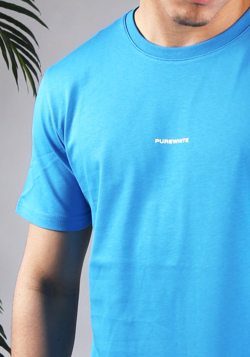 Close up vooraanzicht van model gekleed in felblauw t-shirt met wit gestreepte driehoek print op de rug en het kleine logo op de borst.