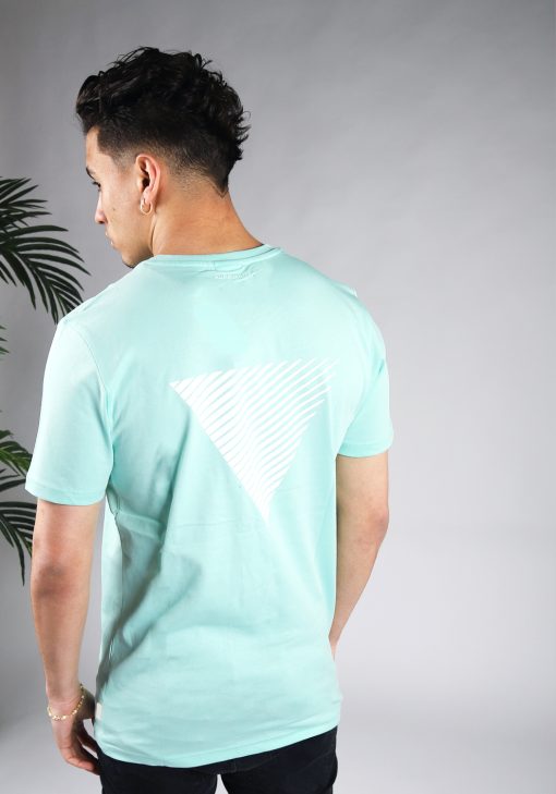 Achteraanzicht van model gekleed in mintgroen t-shirt met wit gestreepte driehoek print op de rug en het kleine logo op de borst.