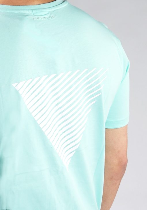 Close up achteraanzicht van model gekleed in mintgroen t-shirt met wit gestreepte driehoek print op de rug en het kleine logo op de borst.