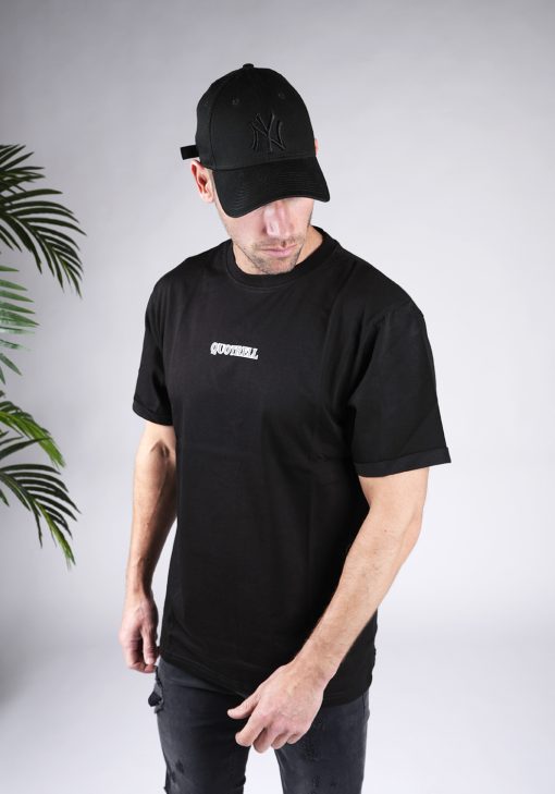 Vooraanzicht van heren T-shirt in zwarte kleur, met een ronde hals en een relaxed fit pasvorm. Het T-shirt is voorzien van het QUOTRELL-logo in het wit op de borst.
