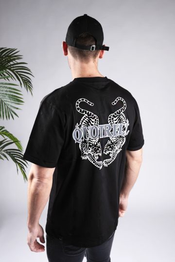 Achteraanzicht van heren T-shirt in zwarte kleur, met een ronde hals en een relaxed fit pasvorm. Het T-shirt is voorzien van dierenprint en de merknaam op de achterkant.