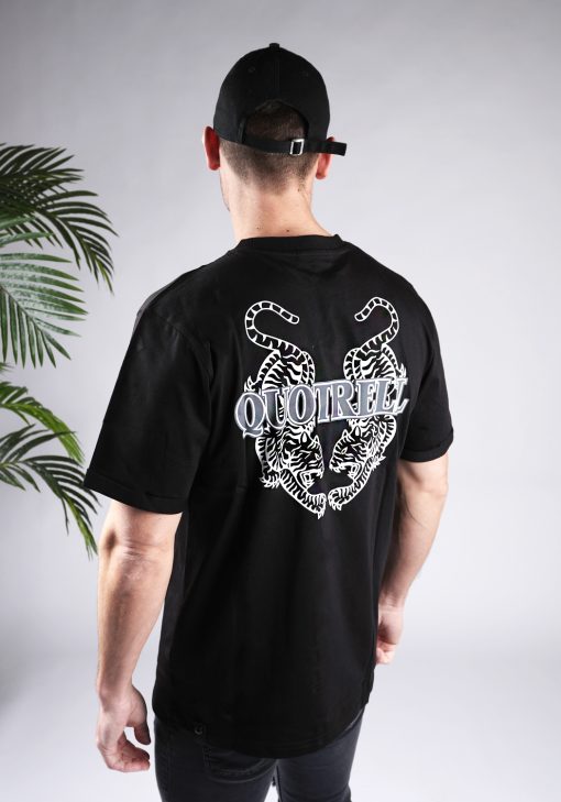 Achteraanzicht van heren T-shirt in zwarte kleur, met een ronde hals en een relaxed fit pasvorm. Het T-shirt is voorzien van dierenprint en de merknaam op de achterkant.