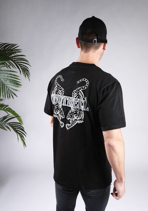 Schuin achternaanzicht van heren T-shirt in zwarte kleur, met een ronde hals en een relaxed fit pasvorm. Het T-shirt is voorzien van dierenprint en de merknaam op de achterkant.