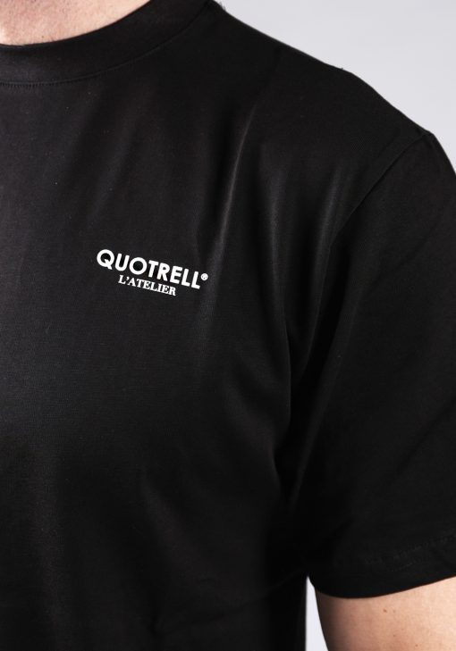 Close-up van heren T-shirt in zwarte kleur en met ronde hals. Het T-shirt is voorzien van het QUOTRELL-logo in witte kleur op de borst.