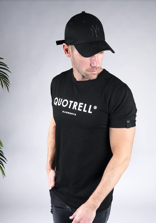 Linker vooraanzicht van heren T-shirt in zwarte kleur, met ronde hals en een slim fit pasvorm. Het T-shirt is voorzien van het QUOTRELL-logo in witte kleur op de borst.