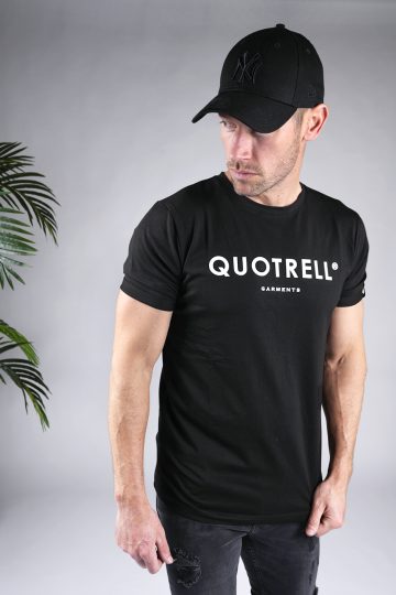 Schuin vooraanzicht van heren T-shirt in zwarte kleur, met ronde hals en een slim fit pasvorm. Het T-shirt is voorzien van het QUOTRELL-logo in witte kleur op de borst.