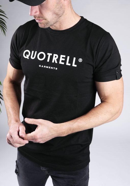 Vooraanzicht van heren T-shirt in zwarte kleur, met ronde hals en een slim fit pasvorm. Het T-shirt is voorzien van het QUOTRELL-logo in witte kleur op de borst.