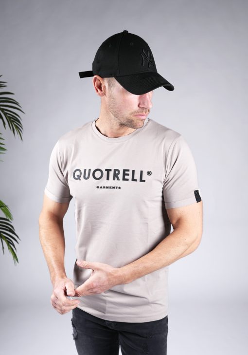 Vooraanzicht van heren T-shirt in taupe kleur, met ronde hals en een slim fit pasvorm. Het T-shirt is voorzien van het QUOTRELL-logo in zwarte kleur op de borst.